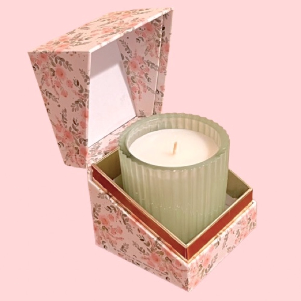 🆕- Laura Ashley Gardenia Blossom Soy
Blend 8oz Candle in Gift Box